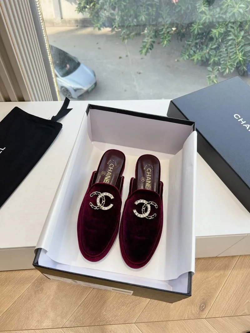 Bright Chanel Slippers 18510