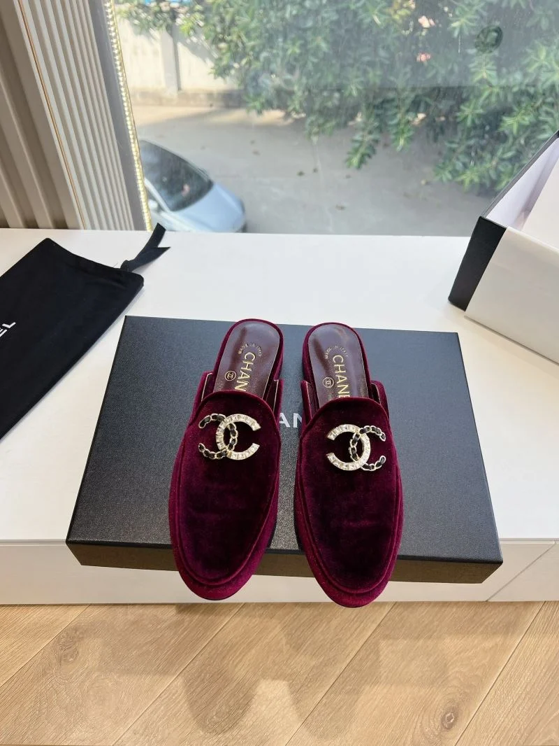 Bright Chanel Slippers 18510
