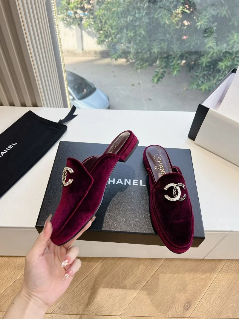Bright Chanel Slippers 18510