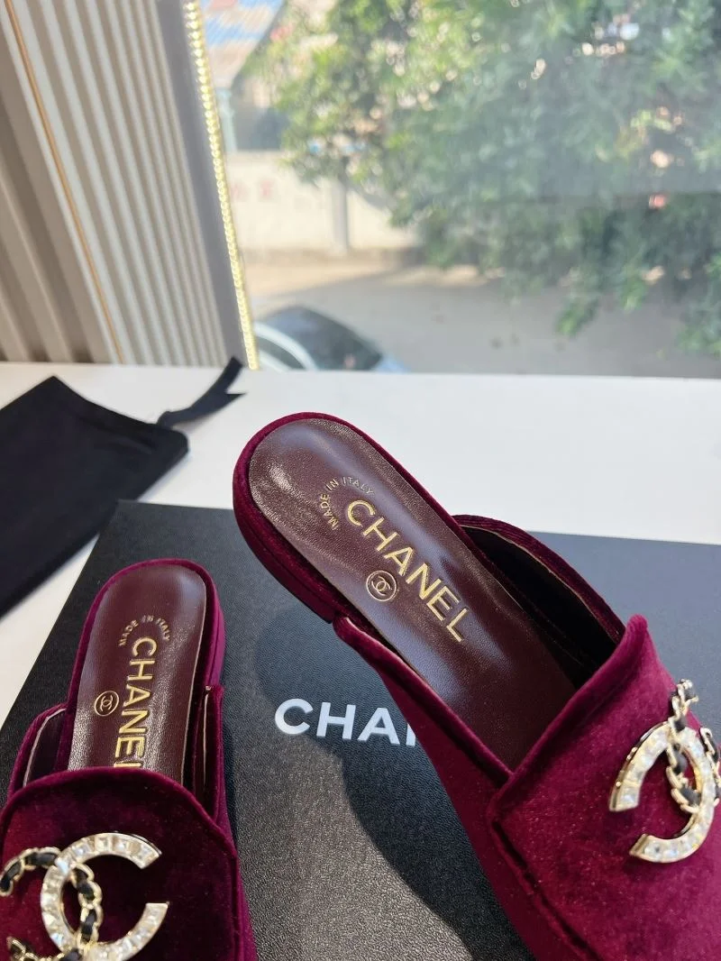 Bright Chanel Slippers 18510
