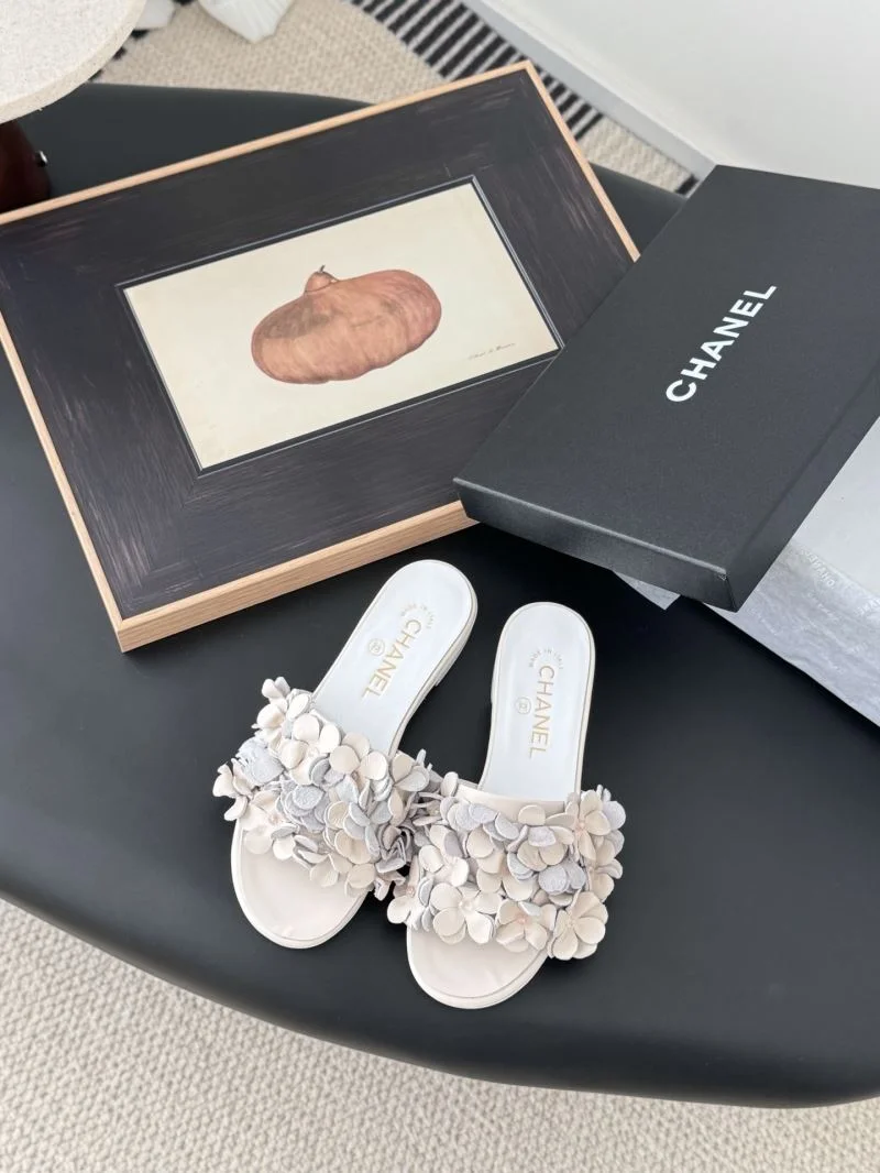 Elegant Chanel Slippers 19763