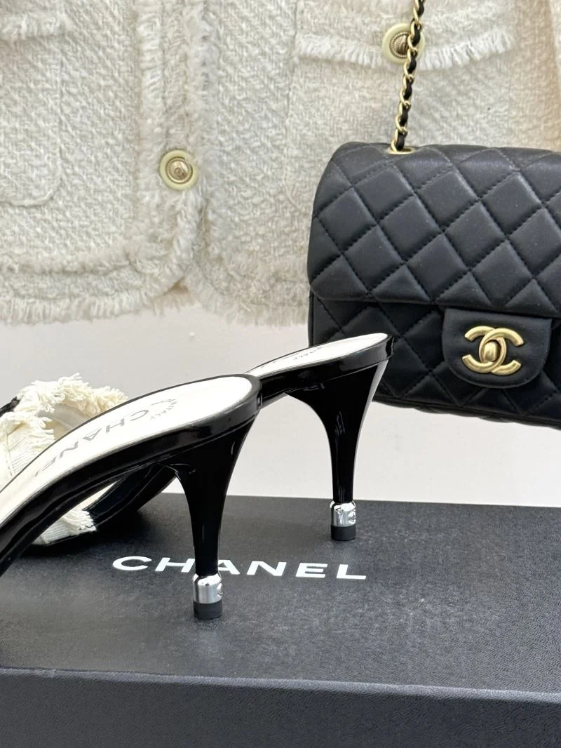 Sleek Chanel Slippers 18916