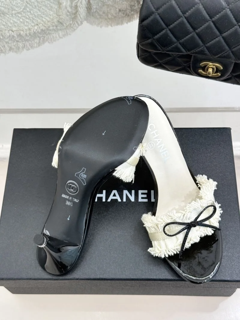 Sleek Chanel Slippers 18916
