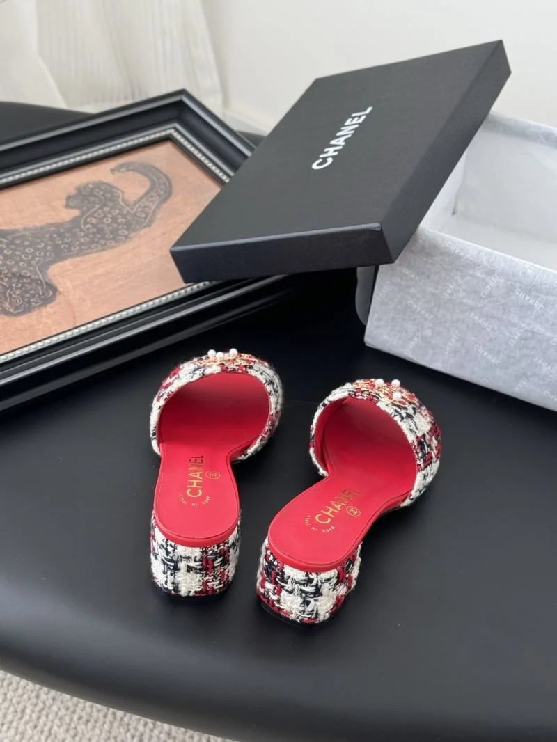 Bright Chanel Slippers 18789
