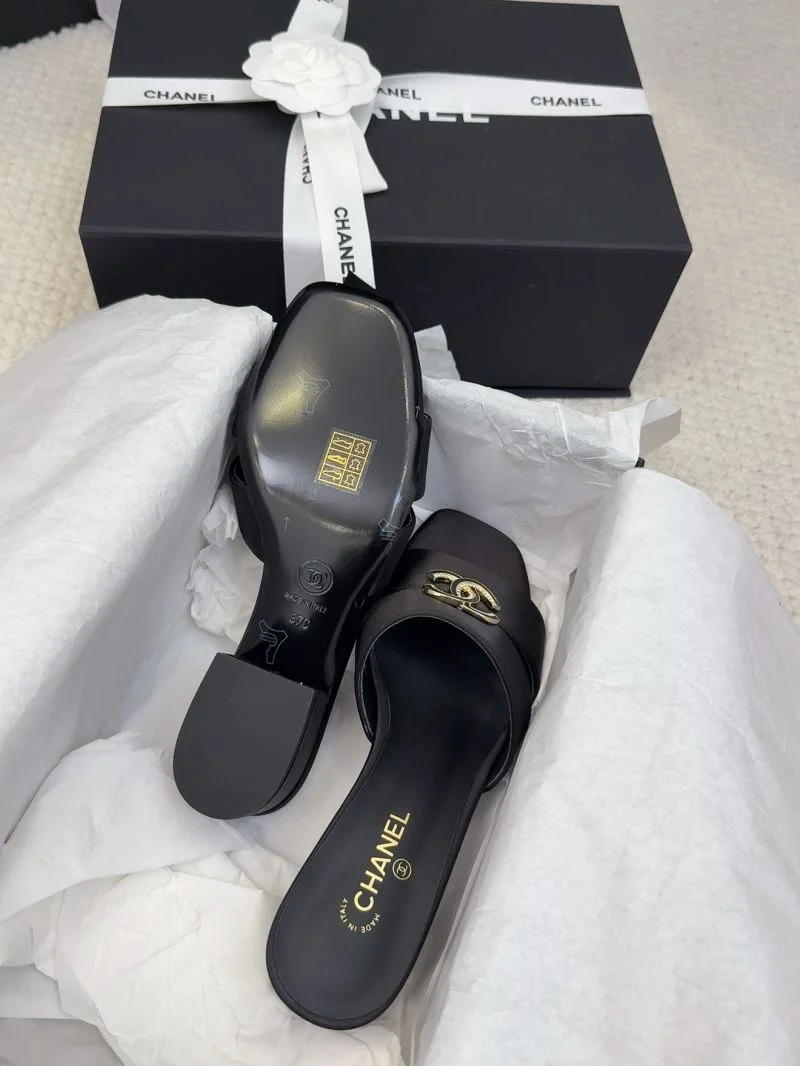 Timeless Chanel Slippers 18726