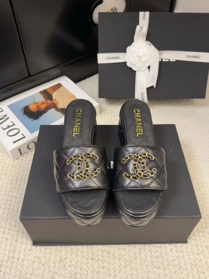 Chanel Slippers Bold 18658