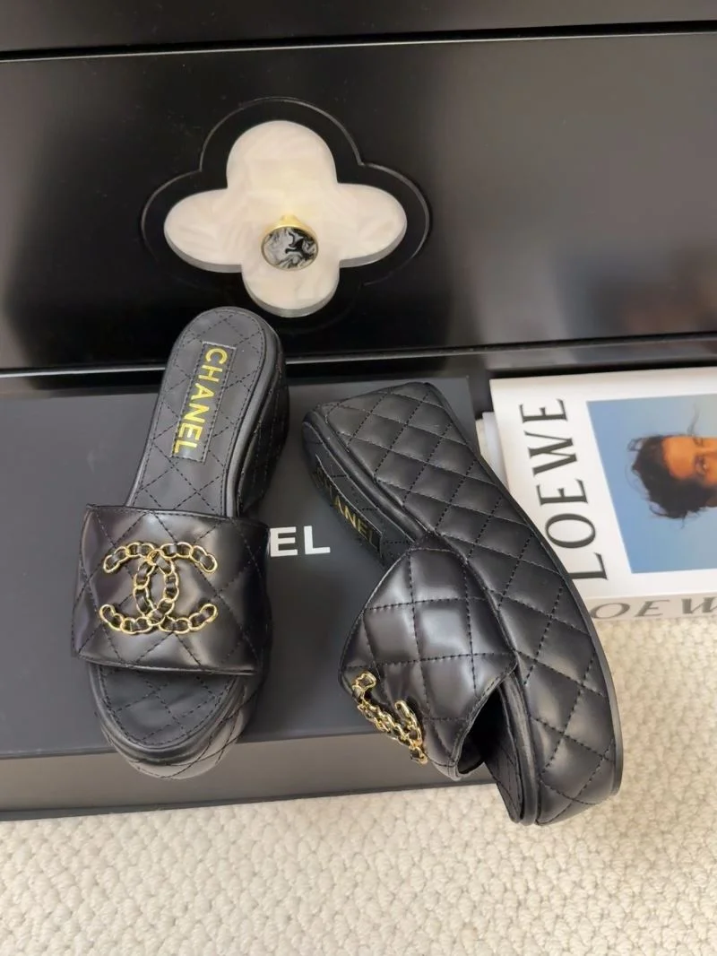Chanel Slippers Bold 18658