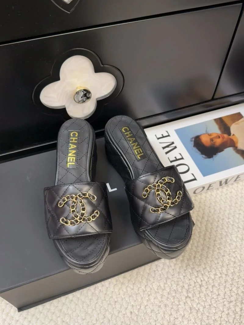 Chanel Slippers Bold 18658