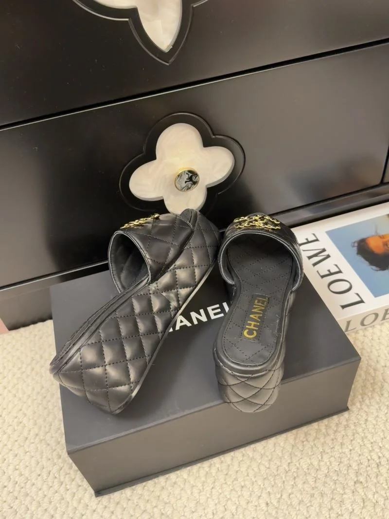 Chanel Slippers Bold 18658