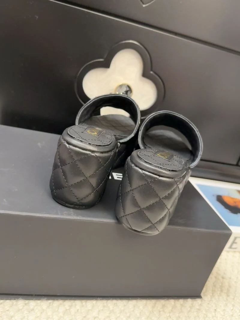 Chanel Slippers Bold 18658