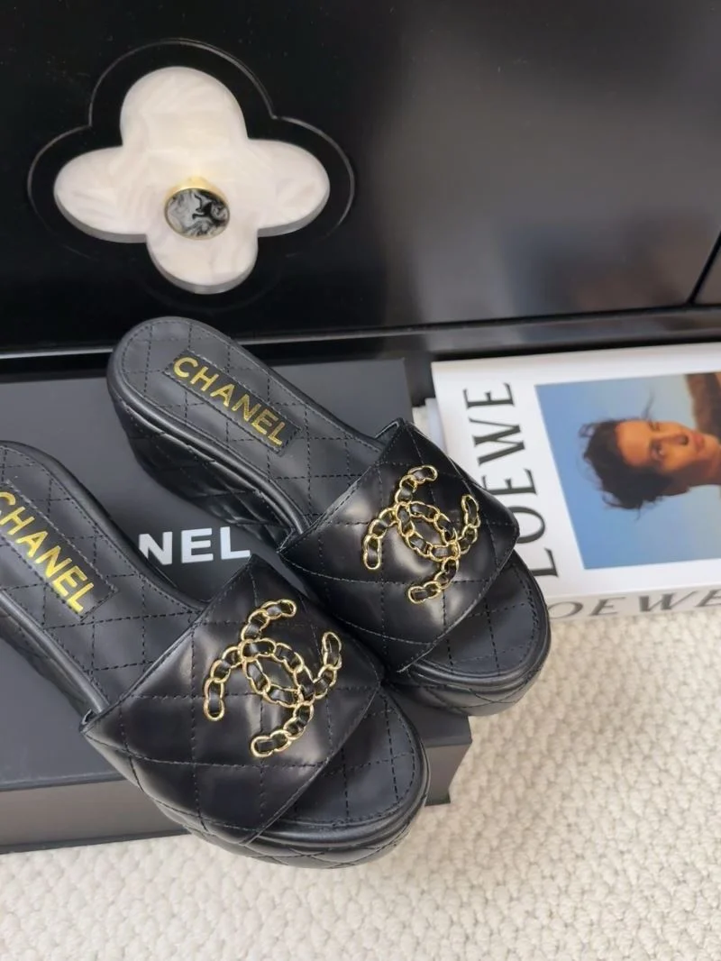Chanel Slippers Bold 18658