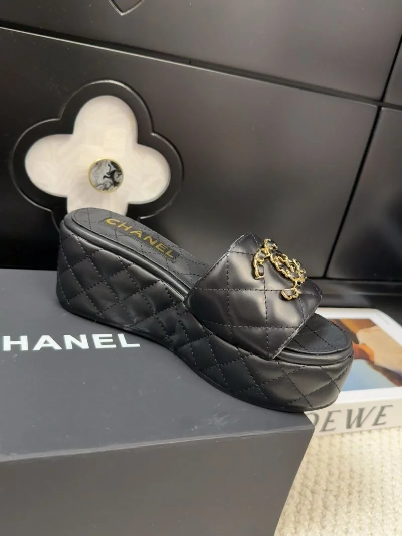 Chanel Slippers Bold 18658