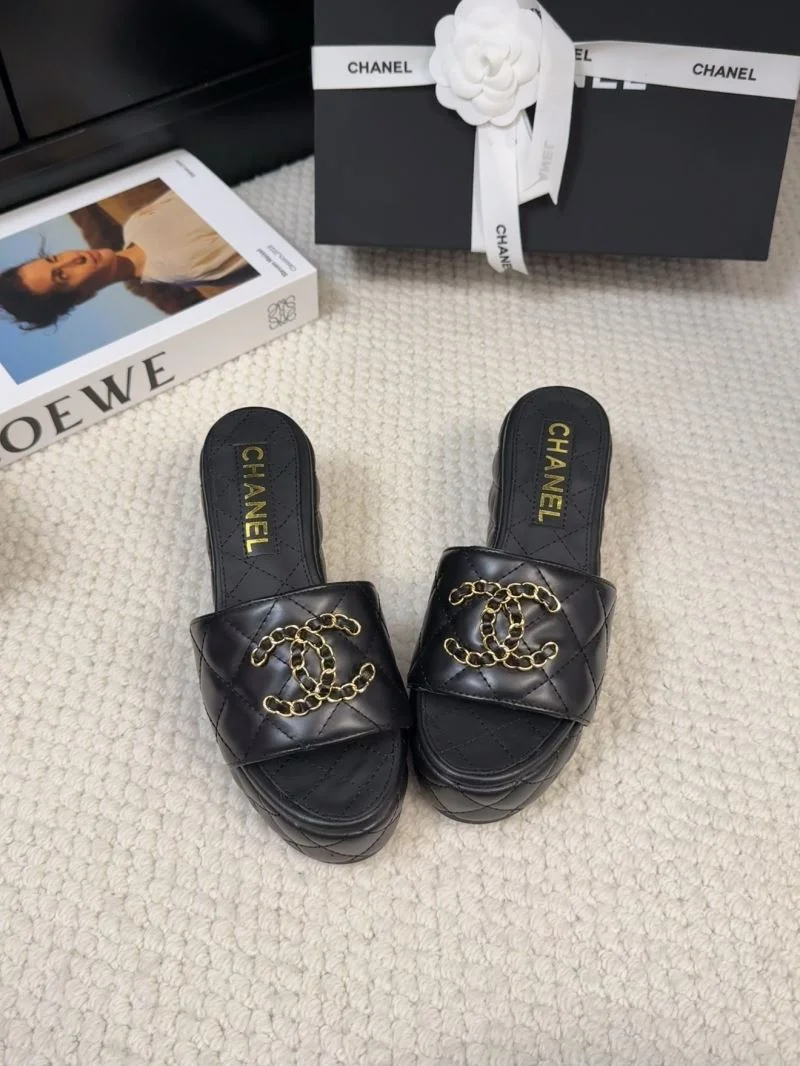 Chanel Slippers Bold 18658