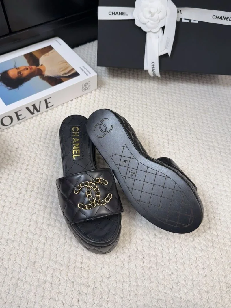 Chanel Slippers Bold 18658