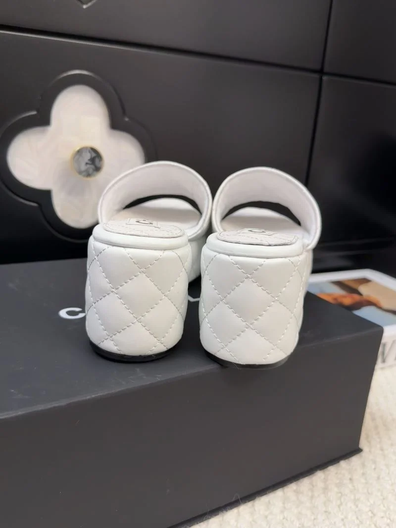 Chanel Slippers Lightweight 18652