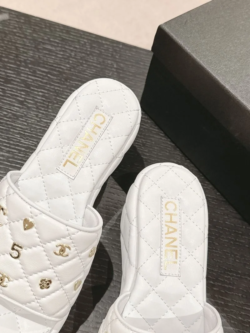 Chanel Slippers UrbanChic 18705