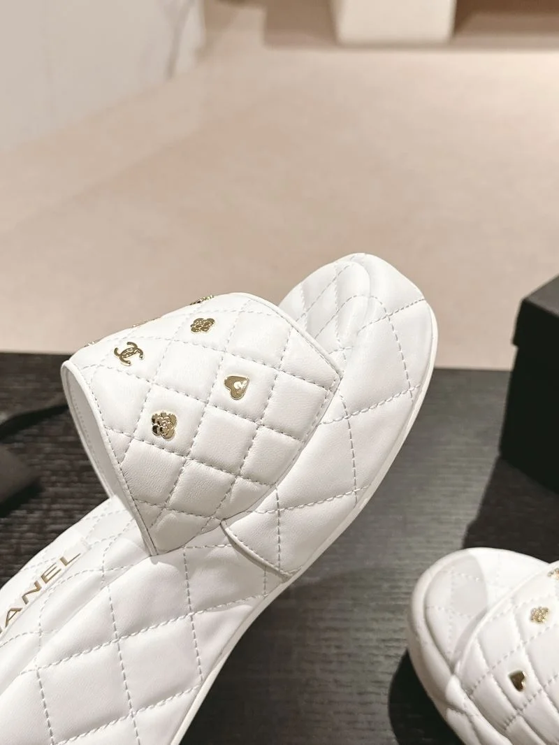 Chanel Slippers UrbanChic 18705