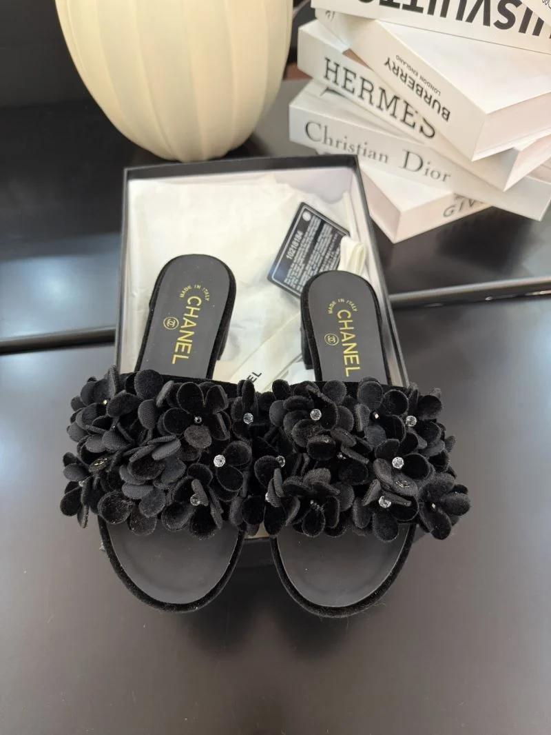 Chanel Slippers Elegant 18594