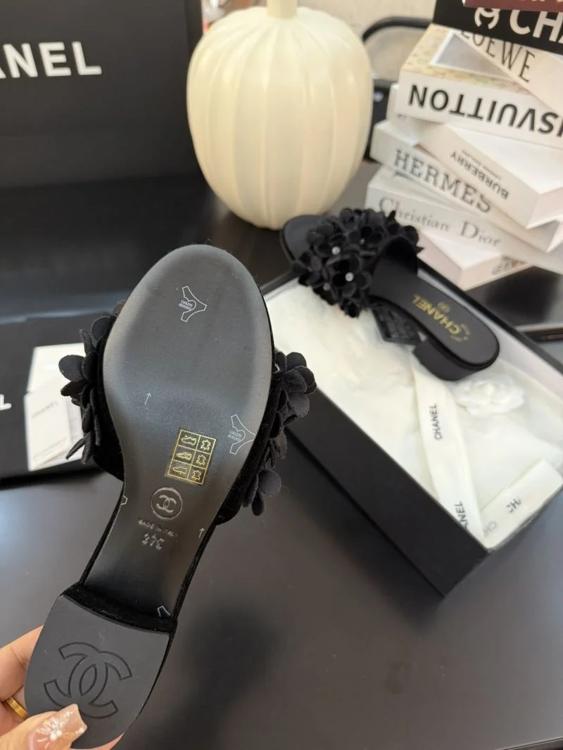 Chanel Slippers Elegant 18594