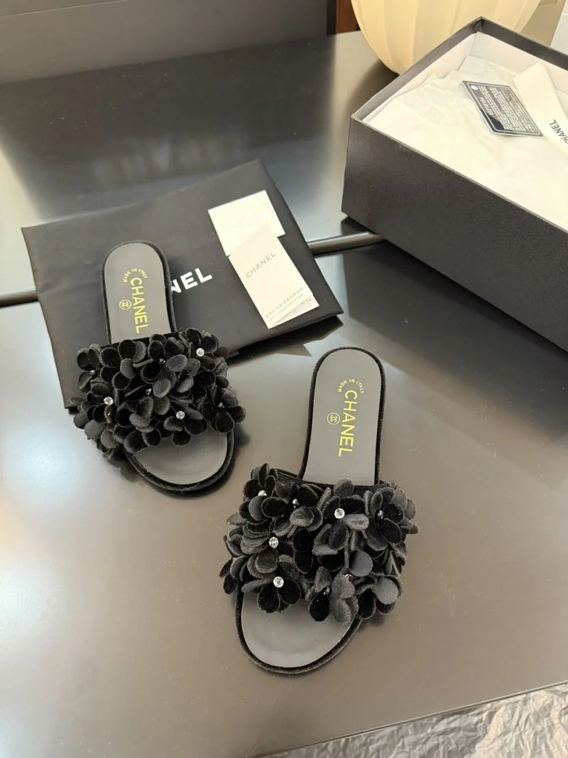 Compact Chanel Slippers 18589