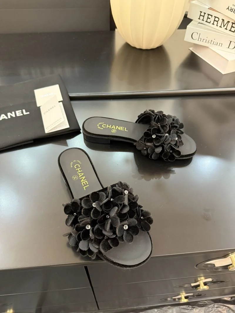 Compact Chanel Slippers 18589