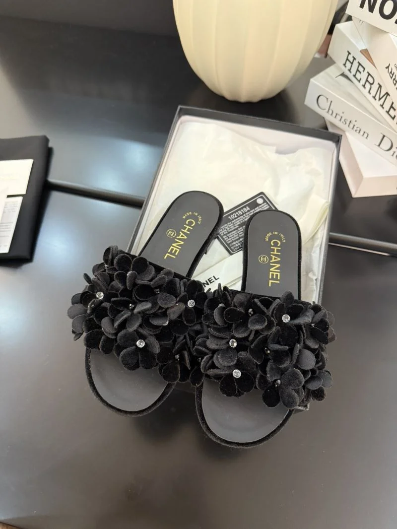 Compact Chanel Slippers 18589