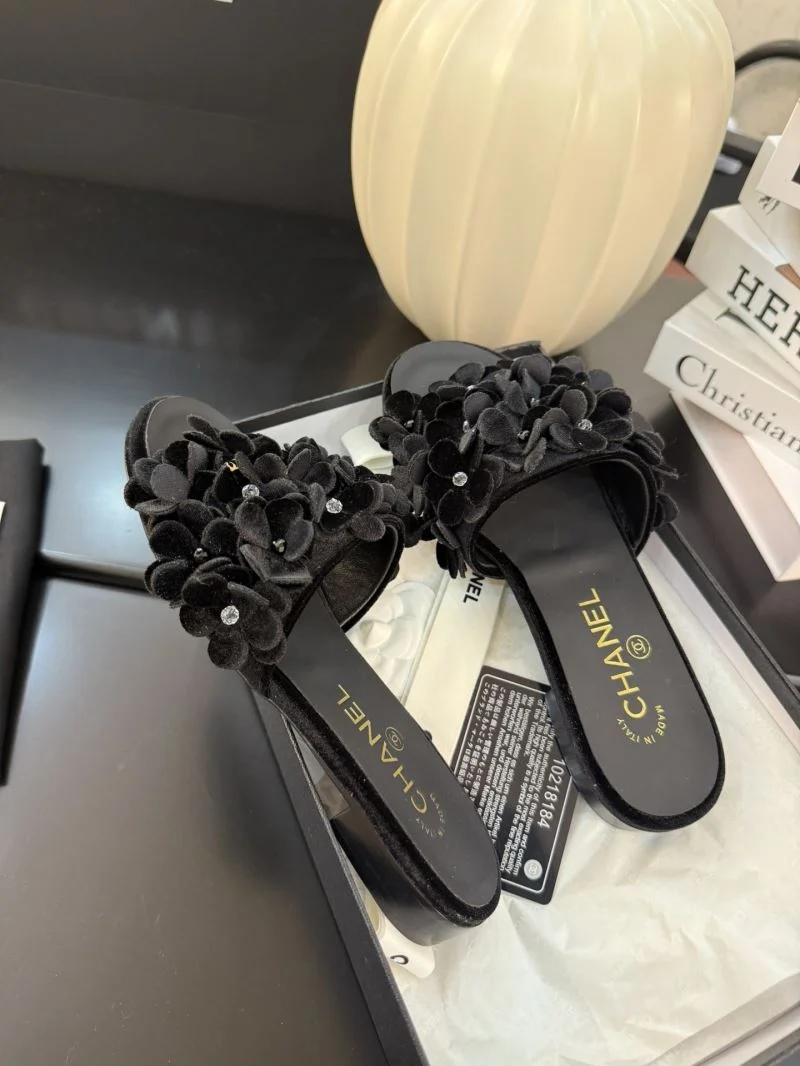 Compact Chanel Slippers 18589