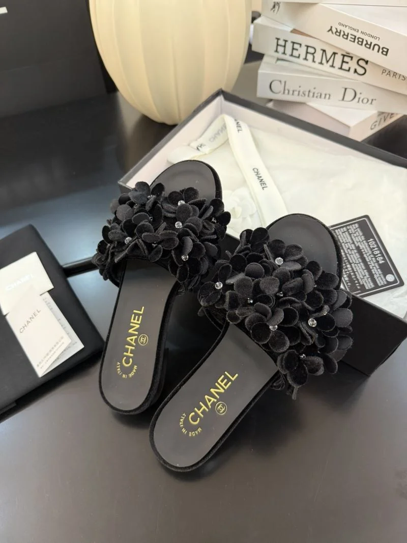 Compact Chanel Slippers 18589