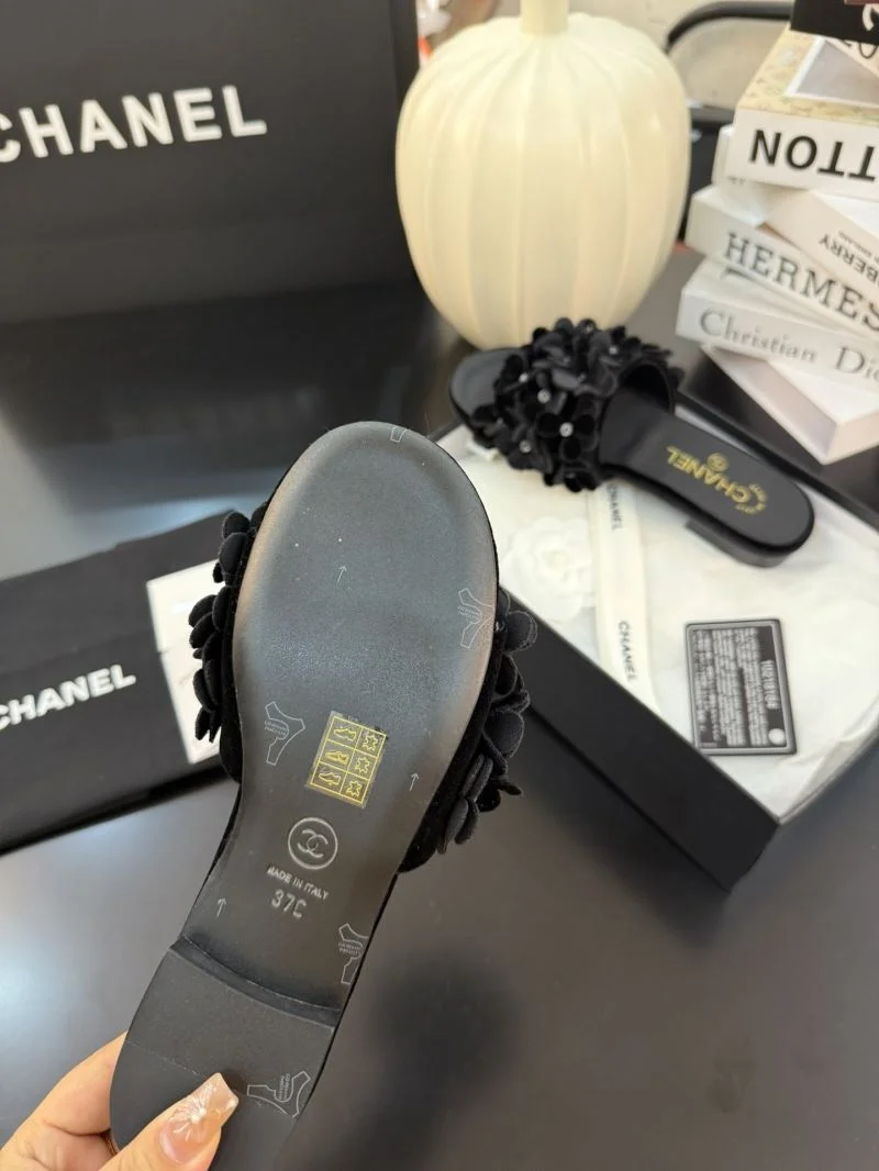 Compact Chanel Slippers 18589