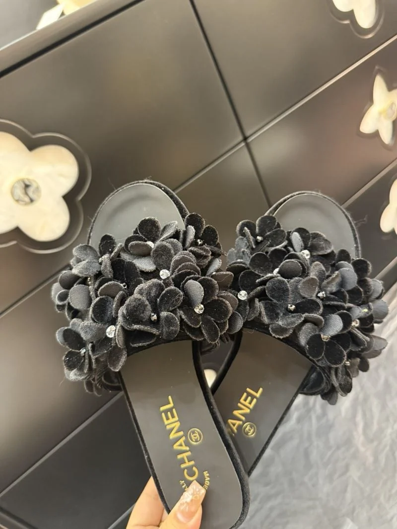 Compact Chanel Slippers 18589