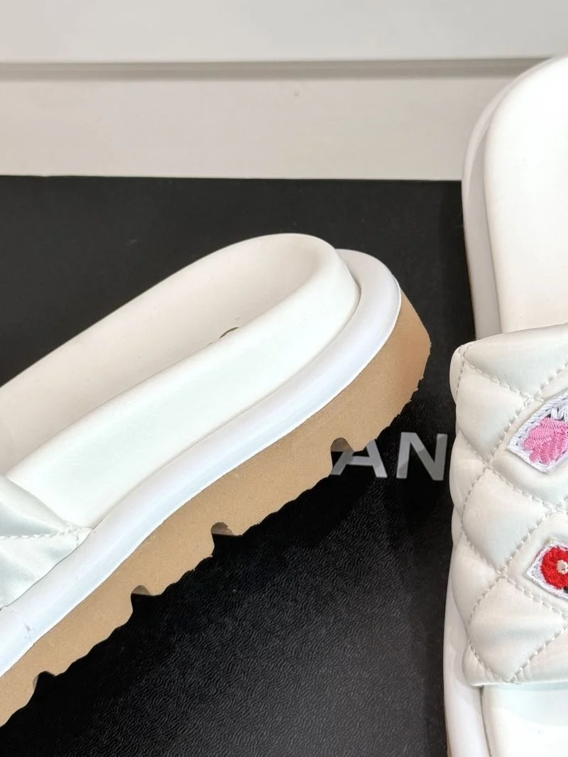 Supportive Chanel Slippers 18576