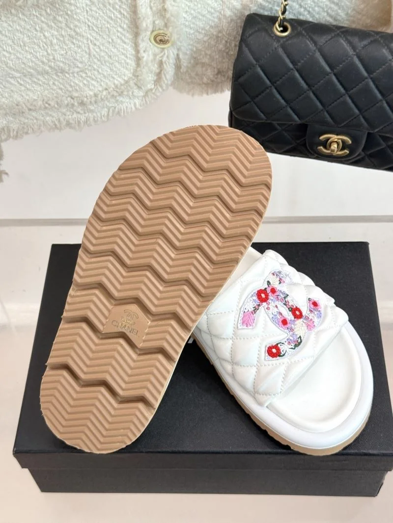 Supportive Chanel Slippers 18576