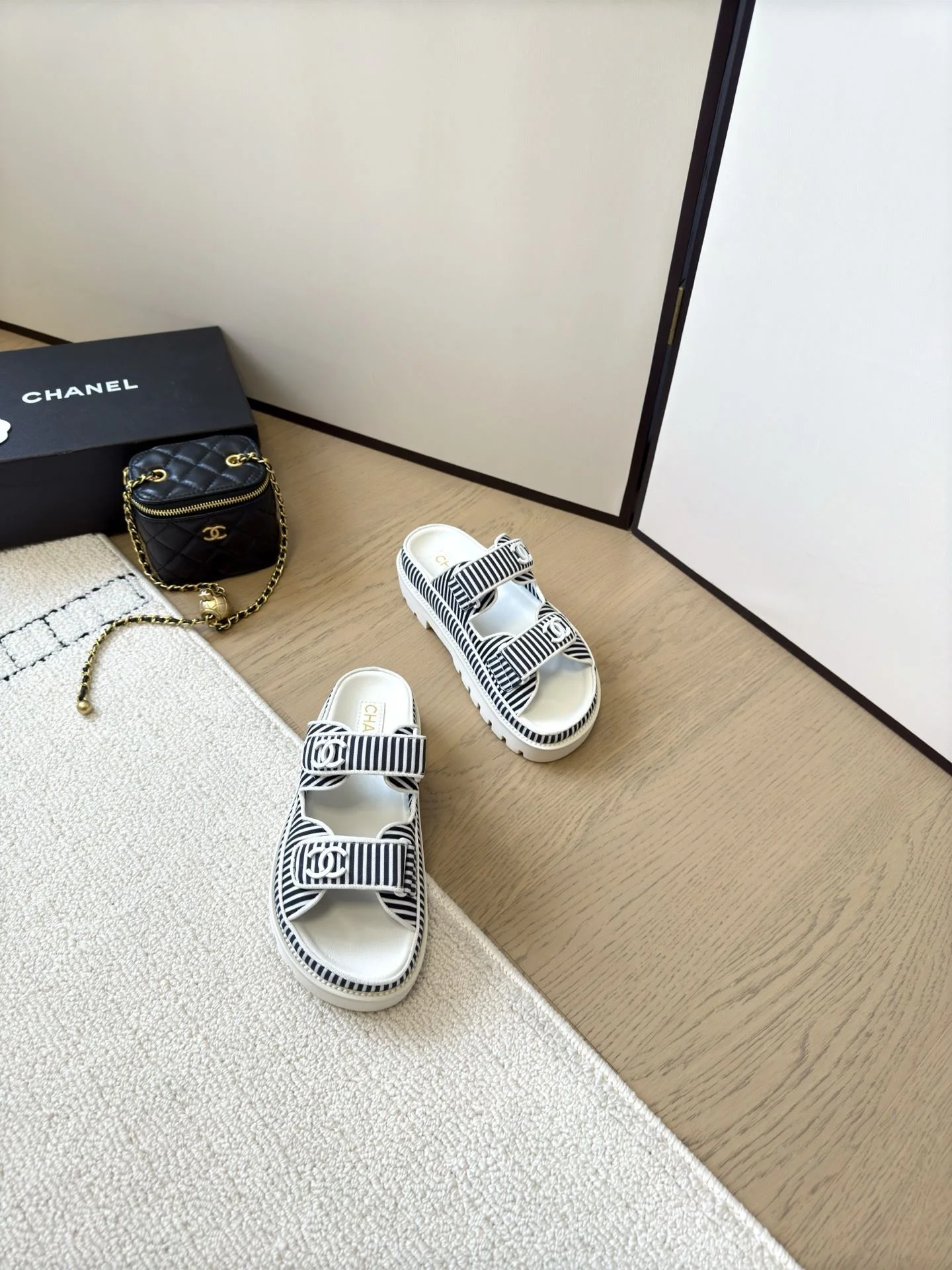 Chanel Slippers Elegant 17709