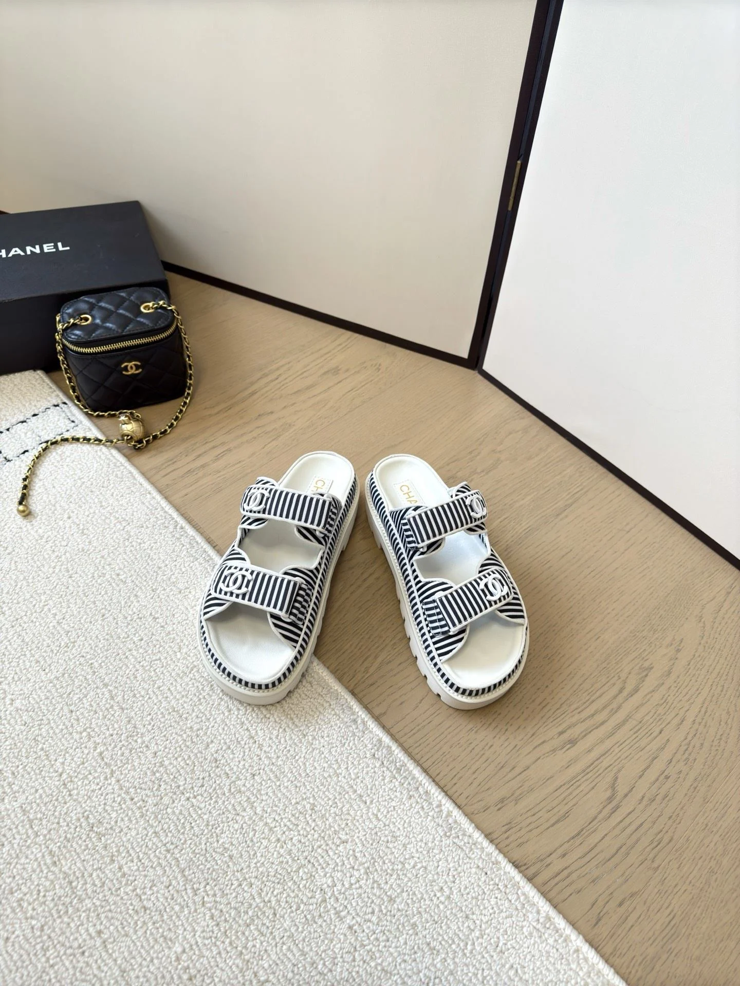 Chanel Slippers Elegant 17709