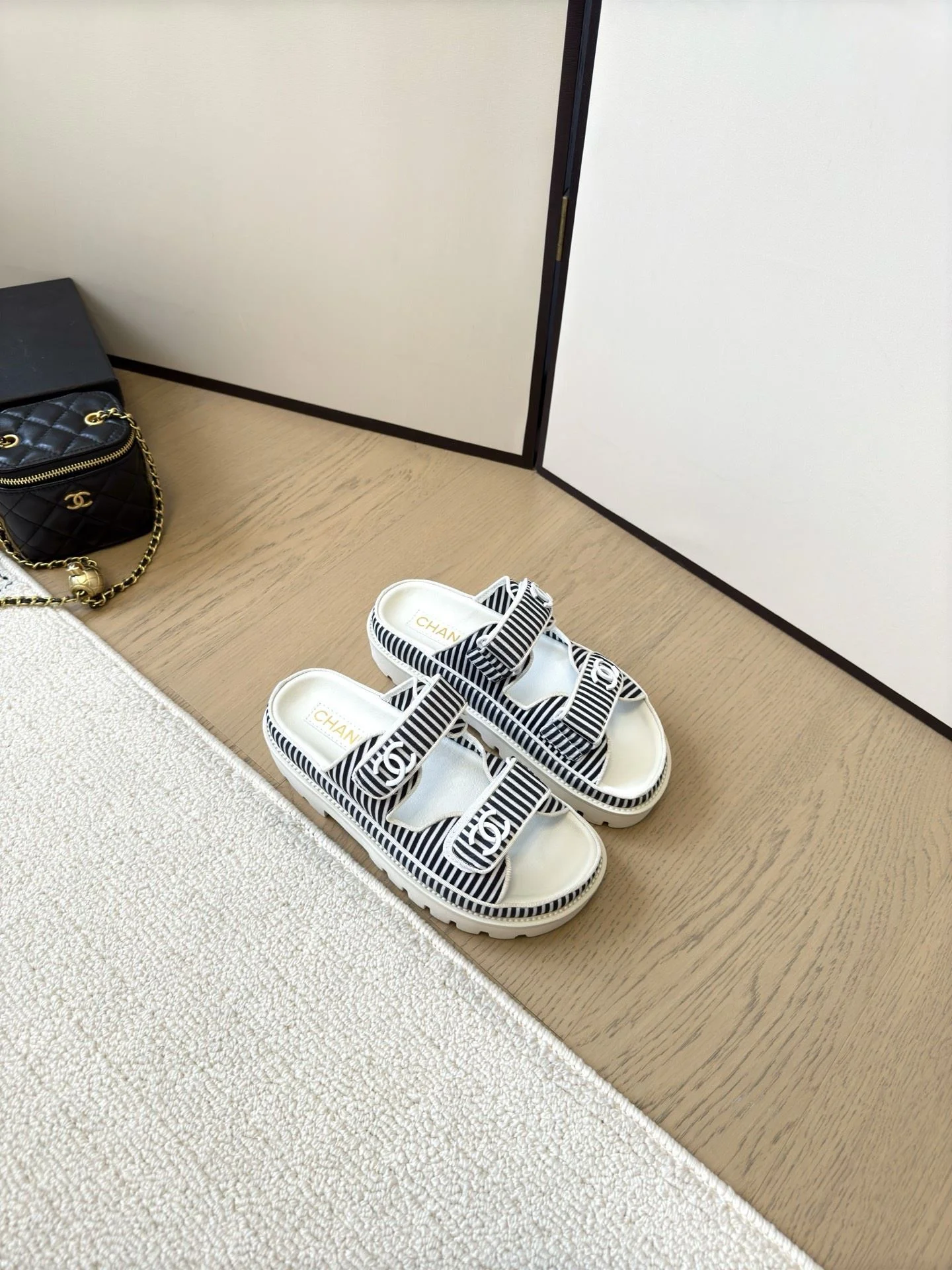 Chanel Slippers Elegant 17709