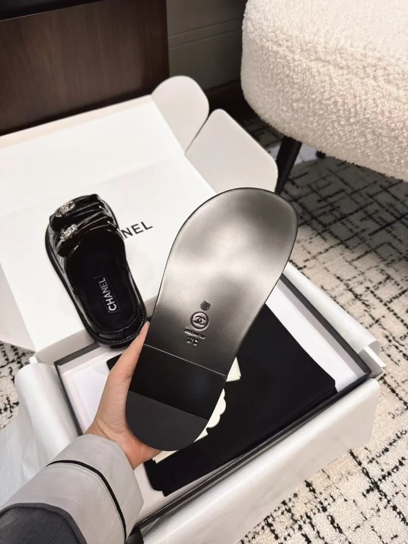 Minimalist Chanel Slippers 17613