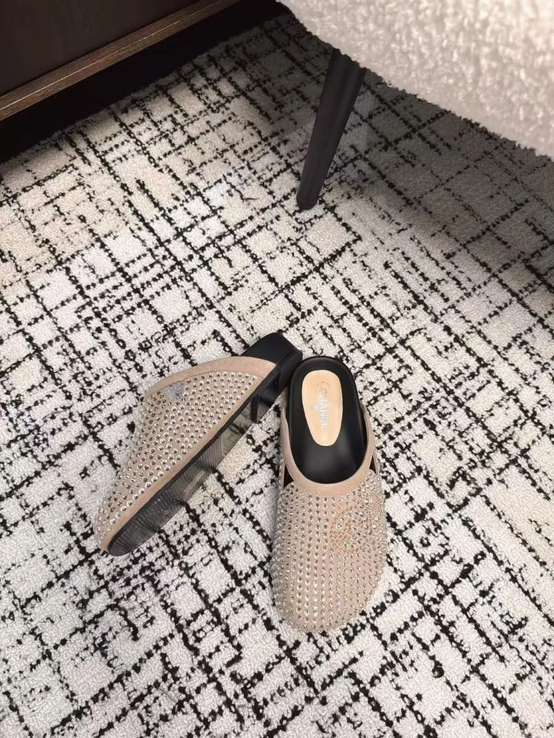Bold Chanel Slippers 17608