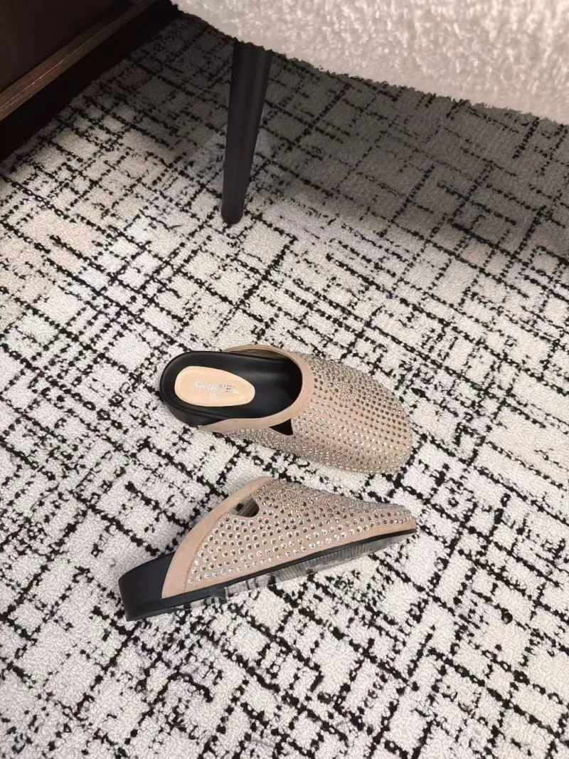 Bold Chanel Slippers 17608