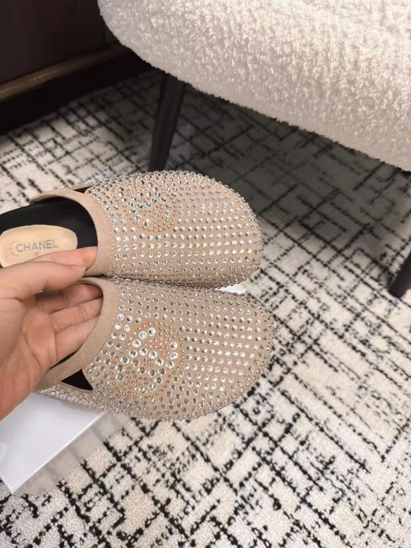 Bold Chanel Slippers 17608