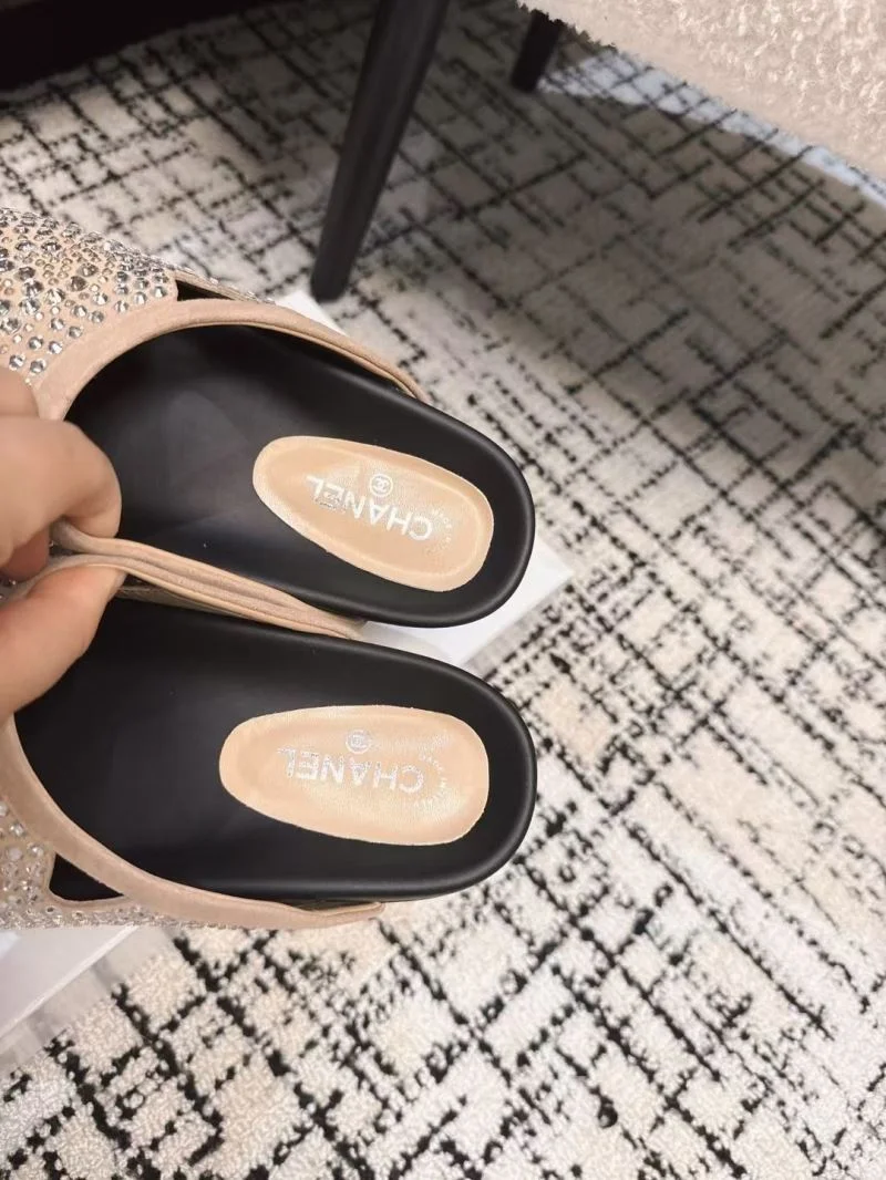 Bold Chanel Slippers 17608