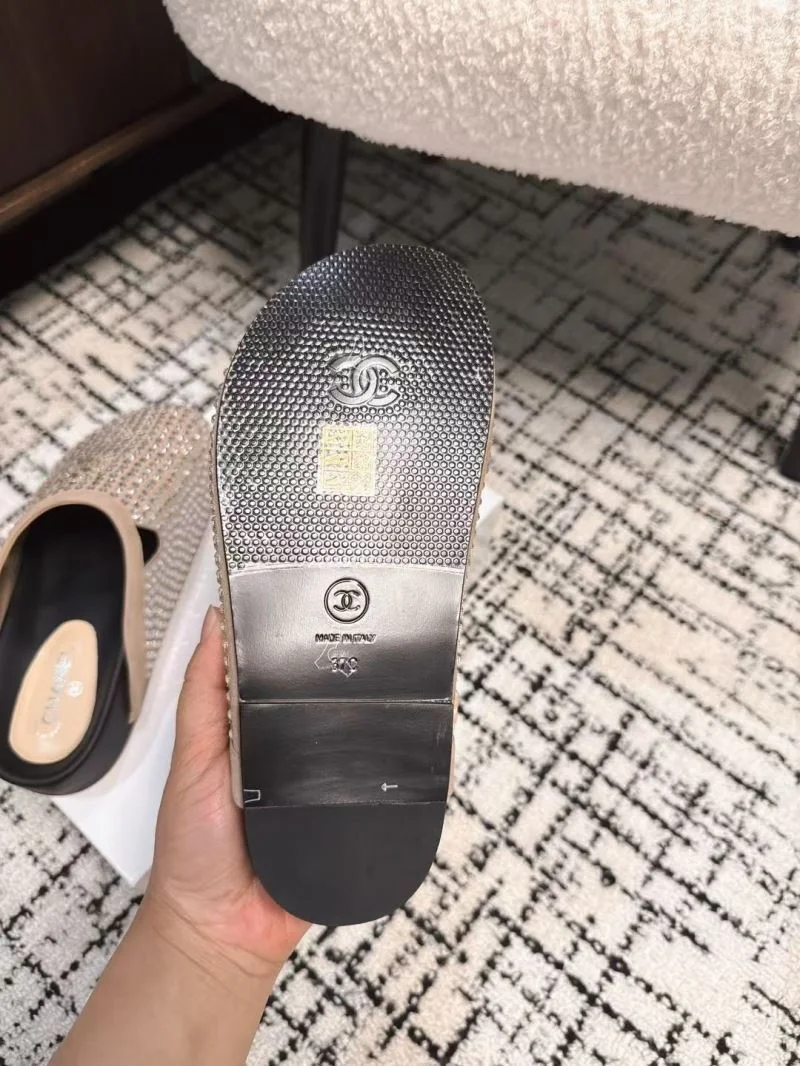 Bold Chanel Slippers 17608