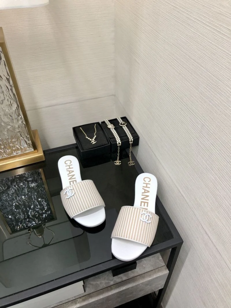 Bright Chanel Slippers 17584
