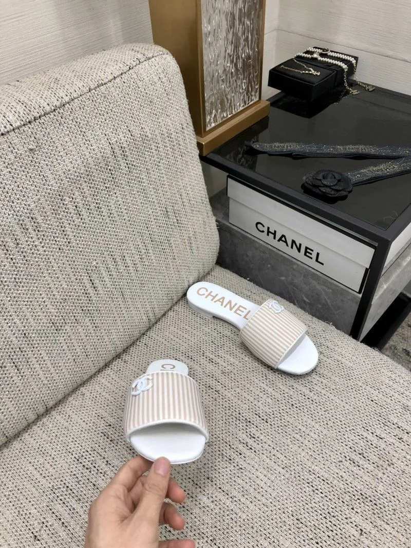 Bright Chanel Slippers 17584
