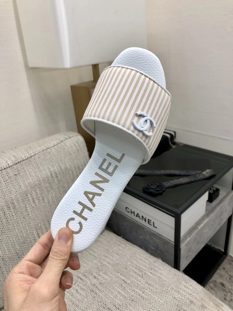 Bright Chanel Slippers 17584