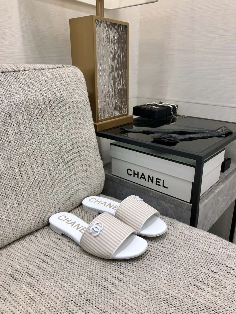 Bright Chanel Slippers 17584