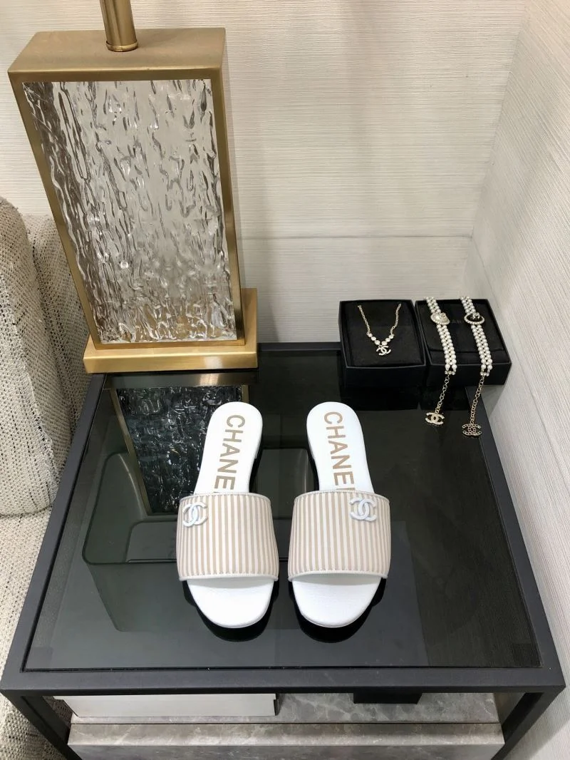 Bright Chanel Slippers 17584