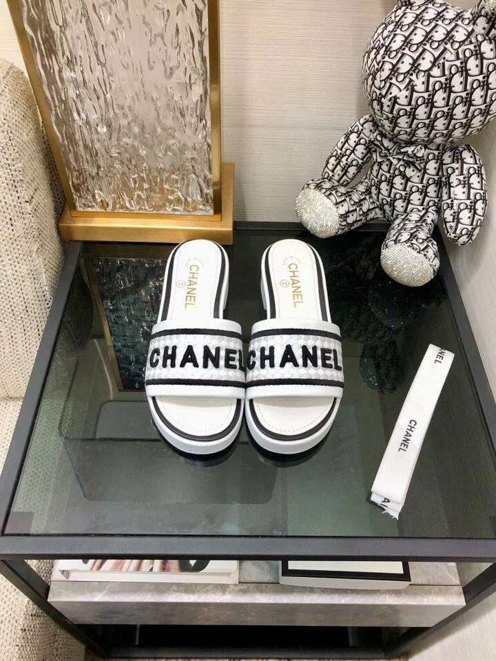 Compact Chanel Slippers 17543