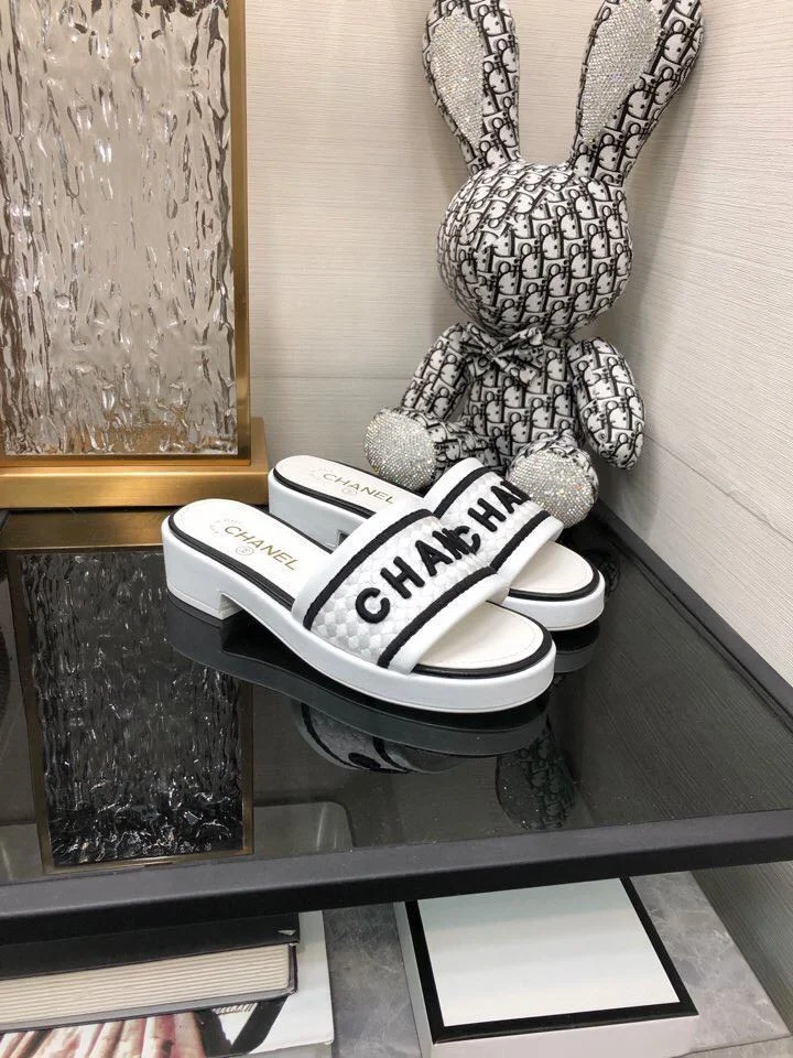 Compact Chanel Slippers 17543