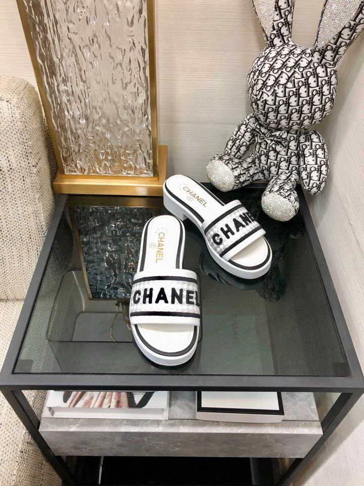 Compact Chanel Slippers 17543