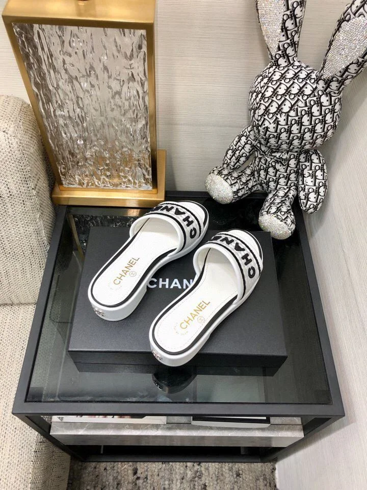 Compact Chanel Slippers 17543